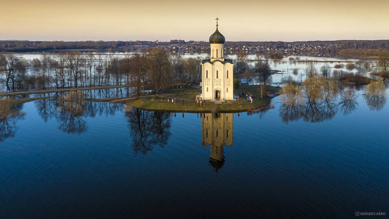 пейзаж, весна, Владимирская область, Покрова на Нерли, половодье, аэрофото, вид сверху, вечер, отражение, вода, церковь, храм, квадрокоптер, религия, водная гладь, река, дрон, Нерль, Россия, природа, свет, Сергеев Кирилл