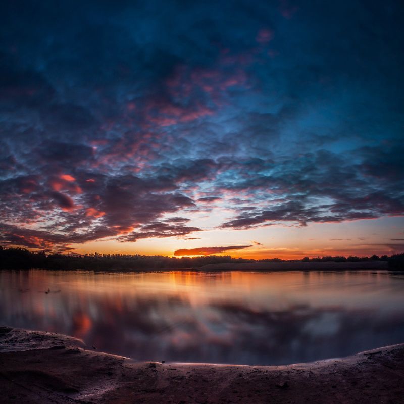 вечер, закат, лето, тепло, водоем, озеро, пруд, отражения, небо, тучи, облака, лес, горизонт, ярко, берег, купаться, солнце,  На закате фото превью