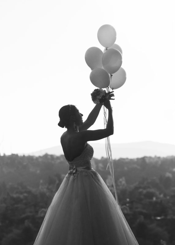 bride, woman, portrait, black and white, balloons, outside, невеста, шарики, портрет, черное и белое Вера - Faith фото превью