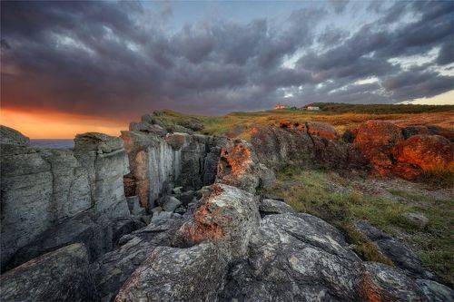 На рассвете.