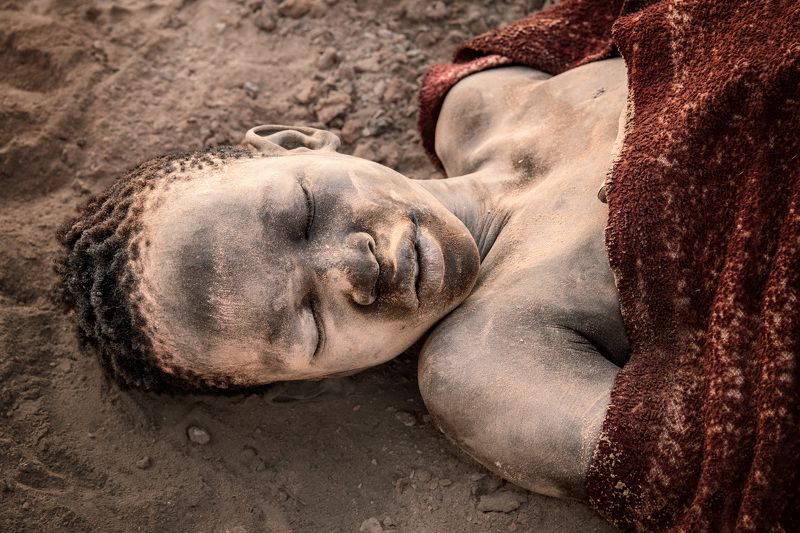 Mundari, cattle camp, South Sudan, culture, portrait Asleep by his cattle фото превью