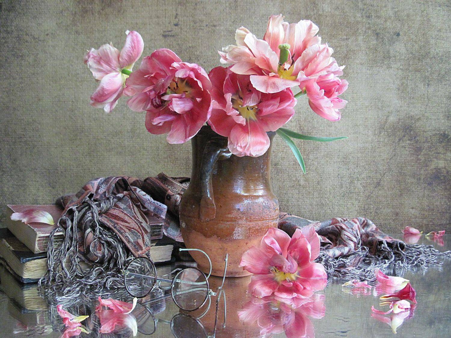 цветы, букет, тюльпаны, кувшин, шарф, книги, очки, Наталия Тихомирова