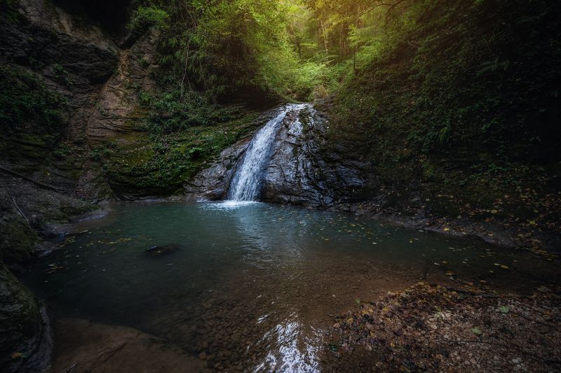 водопад, река, заводь, лес, листья, осень, вода Верхний водопад реки Мишоко фото превью