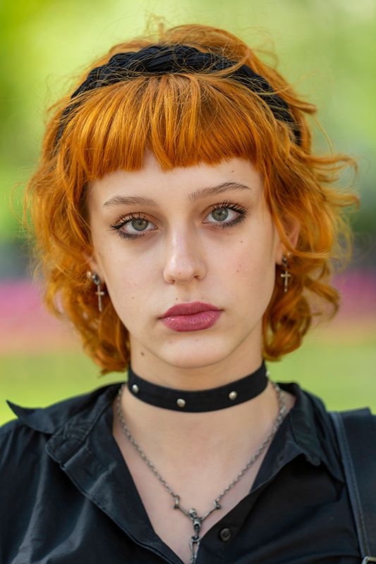 Портрет на Момиче в парка фото превью