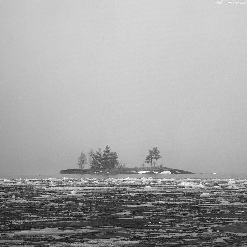 120, 6x6, black and white, bronica, film, ice, island, karelia, lake, medium format, russia, spring, square, travel, water, карелия, озеро, онега, пленка, весна, чб, лед, остров  фото превью