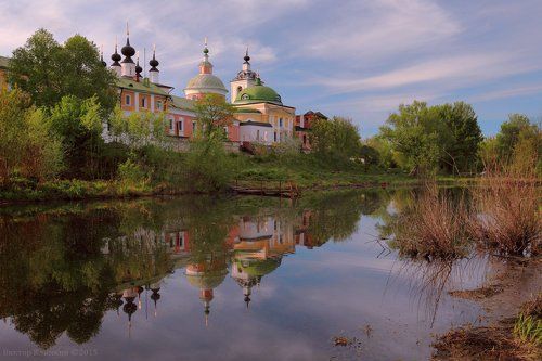 У стен монастыря