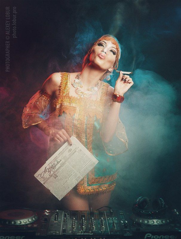 женщина, костюм, газета, сигарета, здоровье, диджей, лобур Рекламный плакат фото превью