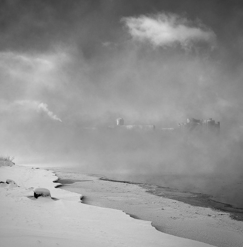 берег, город, енисей, зима, квадрат, красноярск, пар, пейзаж, плотный, плыть, река, сибирь, туман, чб На реке туман фото превью