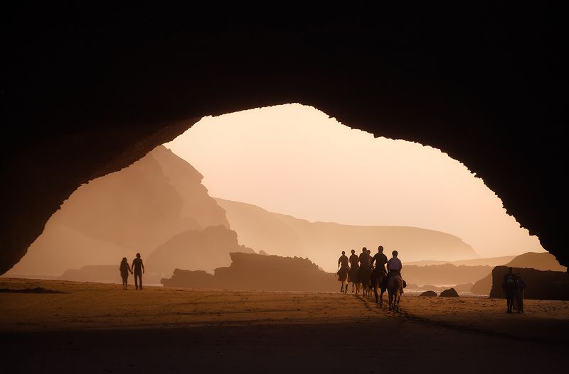 марокко, пляж, скала, закат, побережье, вечер Золотой час на пляже Легзира фото превью