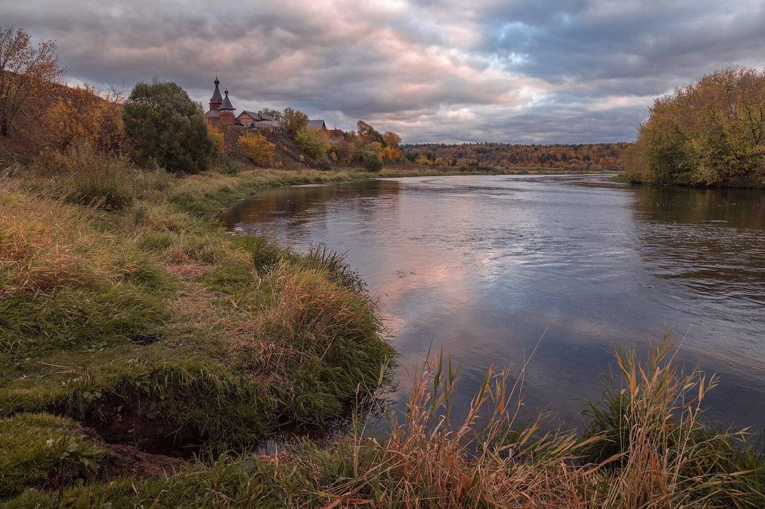 облака, осень, пейзаж, река, храм, Виктор Климкин