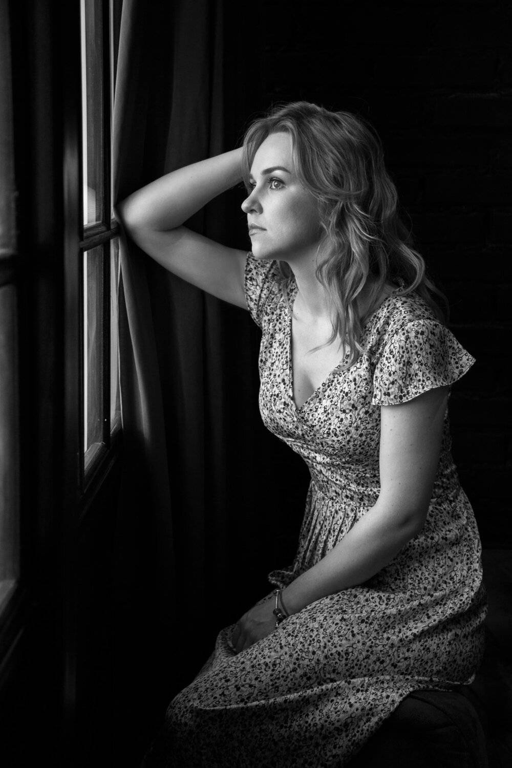 девушка, окно, свет, Наталья Онянова