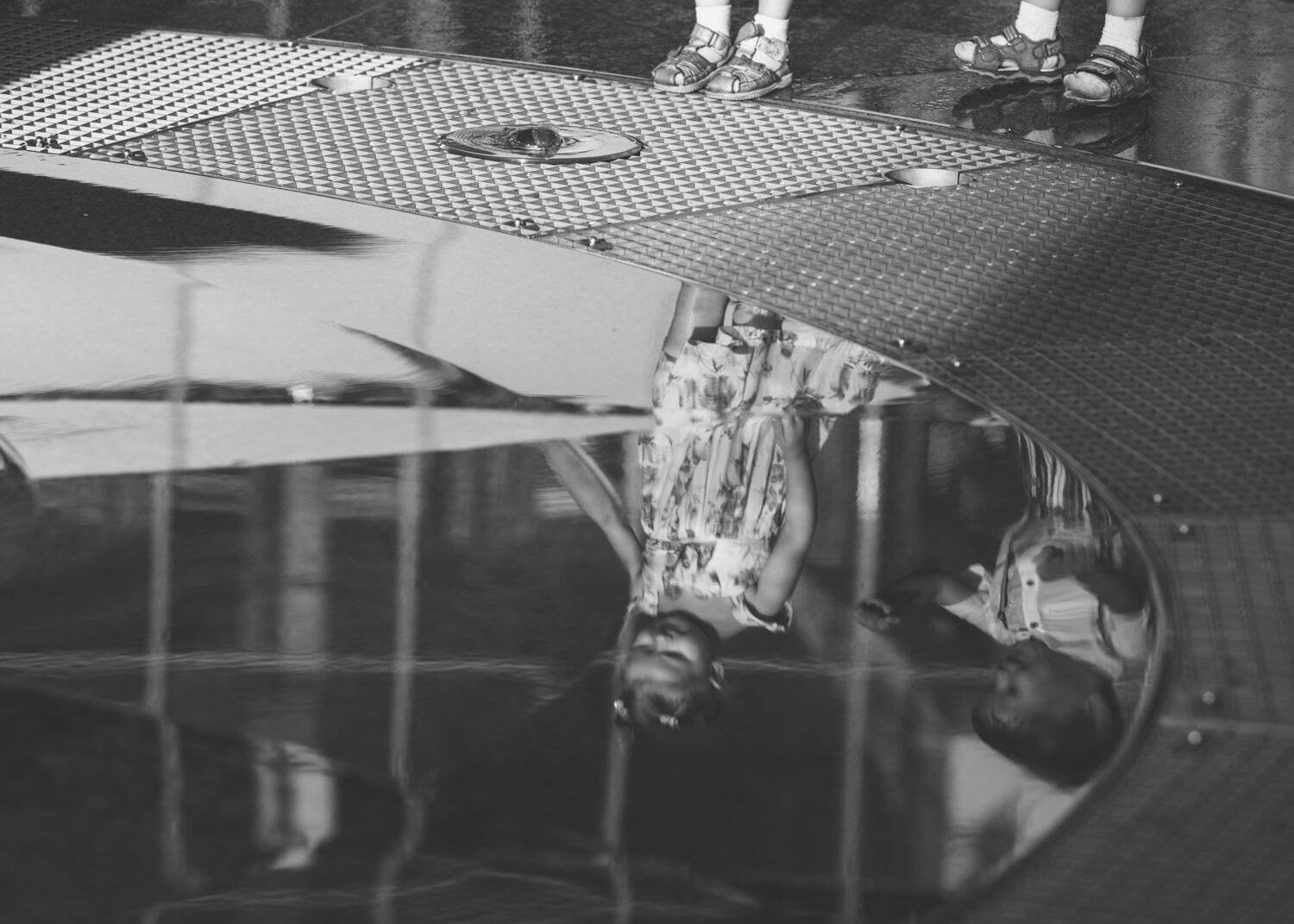 дети,отражение,черно-белое,вода,фонтан,прогулка, Оксана