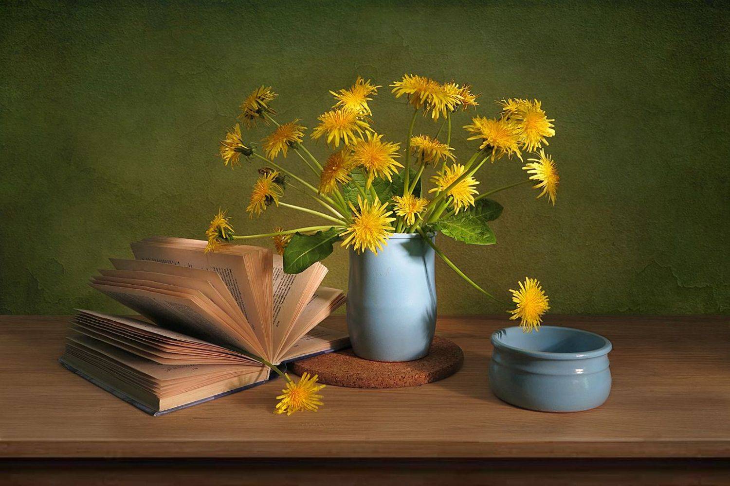 натюрморт,книга,весна,одуванчики,ваза, Алла Шевченко
