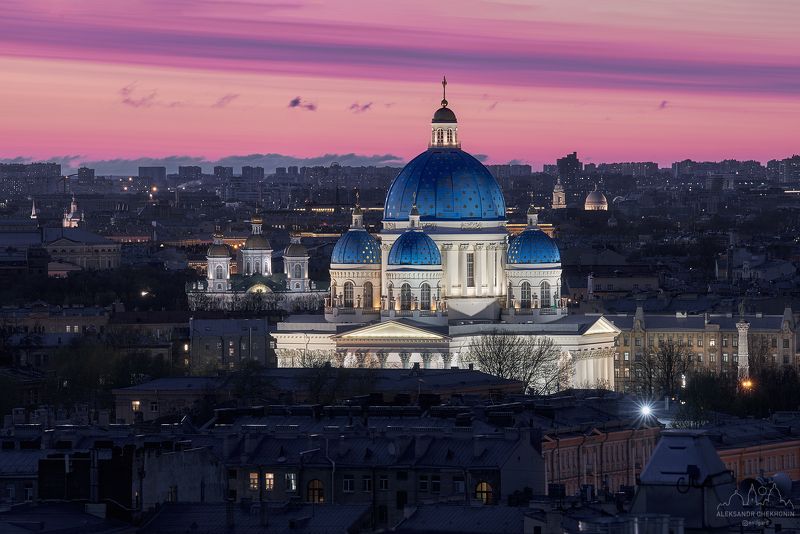Троицкий собор на малиновом закате фото превью