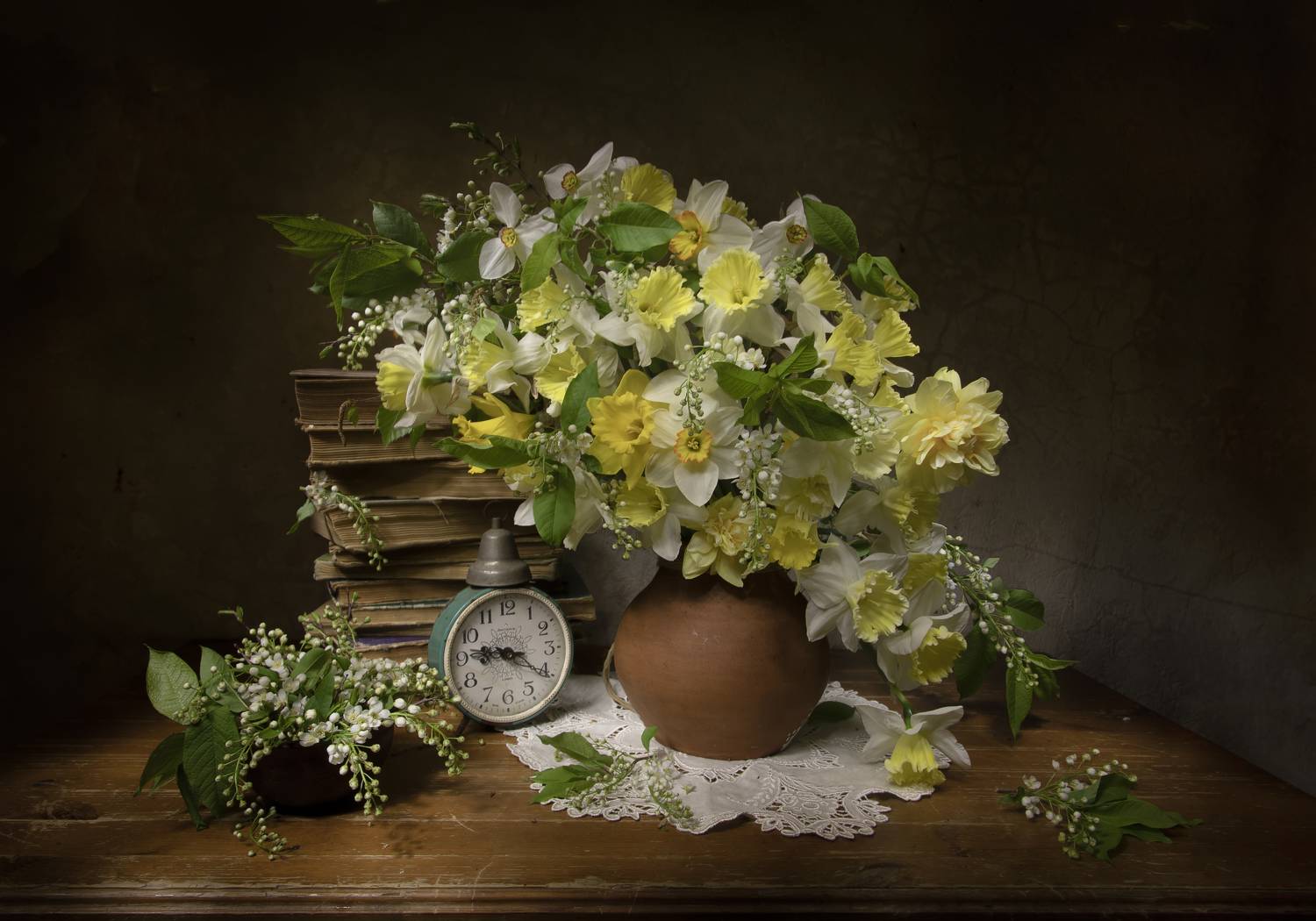 натюрморт, нарциссы, черёмуха, книги, будильник, Татьяна Феденкова