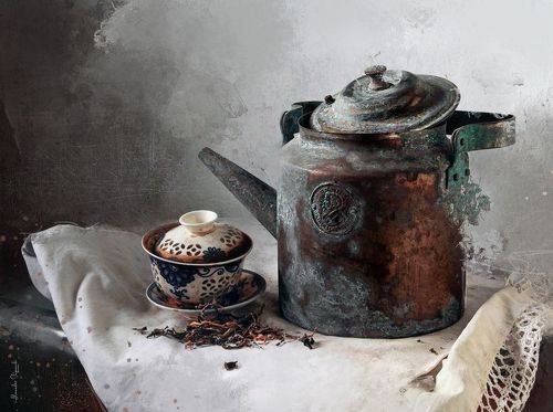 With Chinese gaiwan