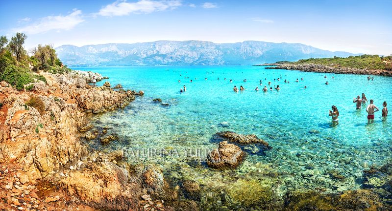 Туристы в море фото превью