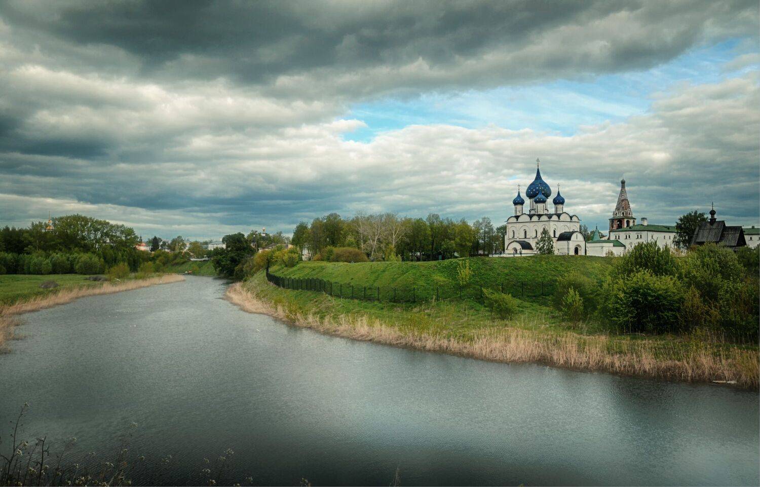 река храмы облака небо, Вера Петри