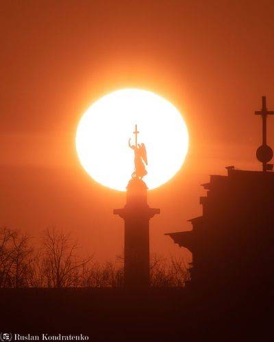 Восход Солнца за Ангелом на Александровской колонне