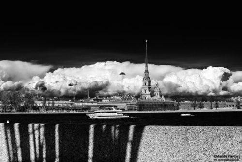 Петропавловская крепость под весенним одеялом небес