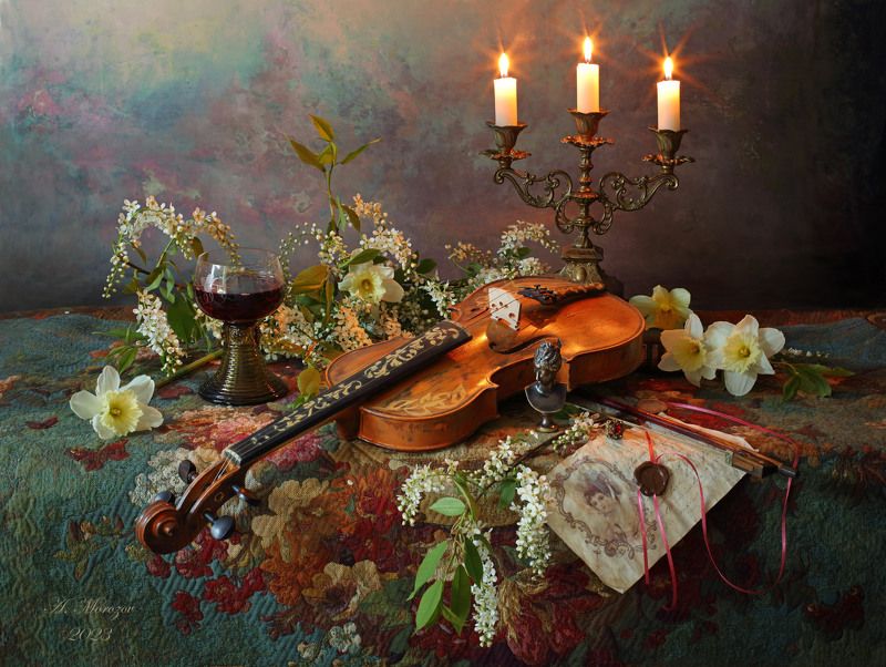 скрипка, музыка, цветы, свечи, черемуха, нарциссы, бокал Натюрморт со скрипкой фото превью