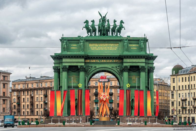 Праздничные Нарвские Триумфальные ворота фото превью