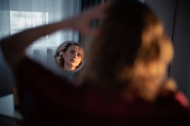 Портрет отражение утро девушка Утро одной девушки фото превью