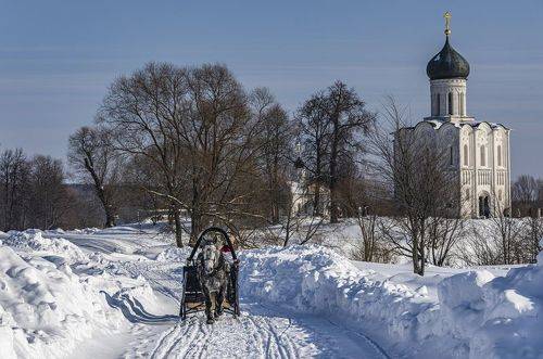 У храма на Нерли