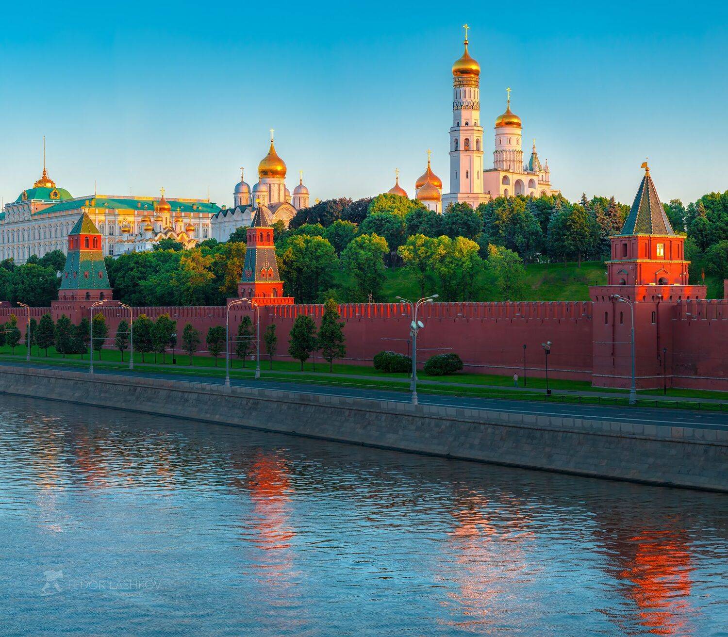 москва, собор святого архистратига михаила, собор благовещения пресвятой богородицы храм, религия, архитектура, река москва, рассвет, отражение, вода, синий, здание, набережная, кремль, московский, башни,, Лашков Фёдор