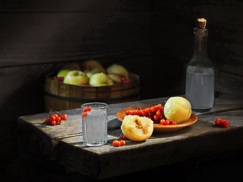 еда, яблоки, антоновка, ягоды, калина, водка, самогон, Мочёная антоновка с калиной. фото превью