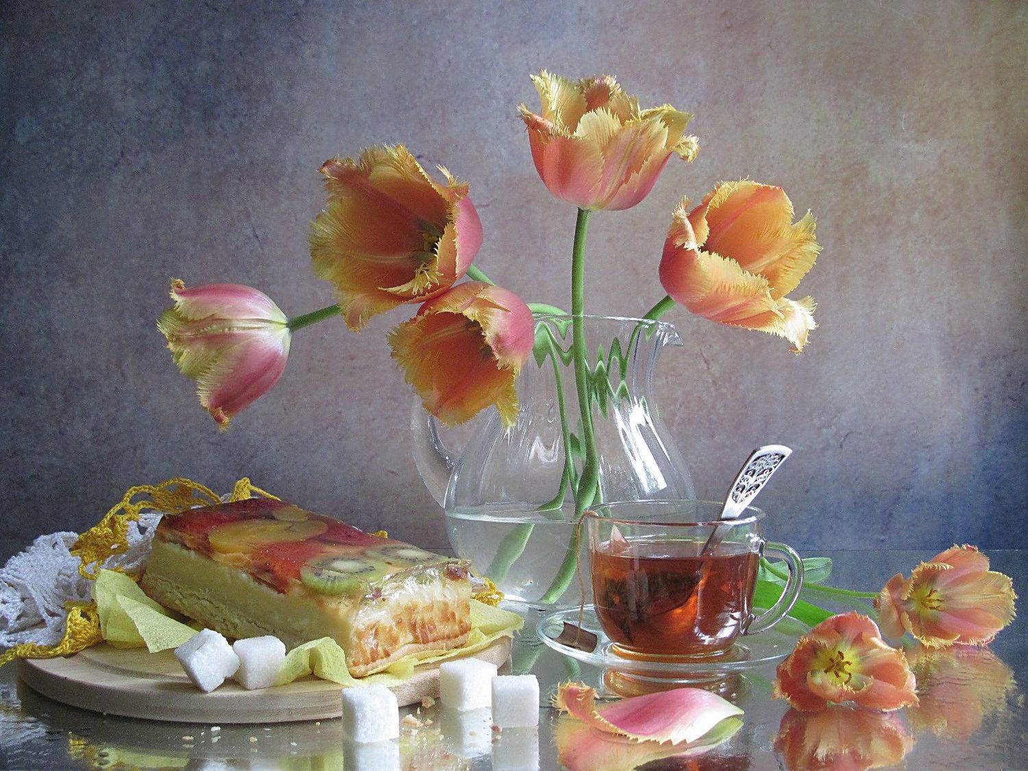 цветы, букет, тюльпаны, десерт, чизкейк, кувшин, чайная пара, кухонная доска, салфетки, сахар, Наталия Тихомирова