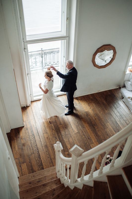 Съемка в студии, свадебная съемка, невеста, жених, танец  фото превью