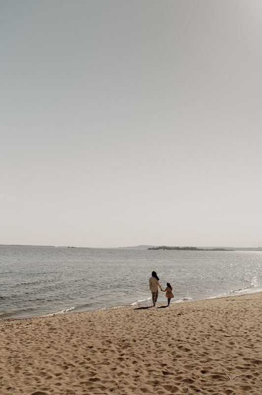 семья, life style, мама и дочка, живые фото, обьятия, пляж Маша и Милана фото превью