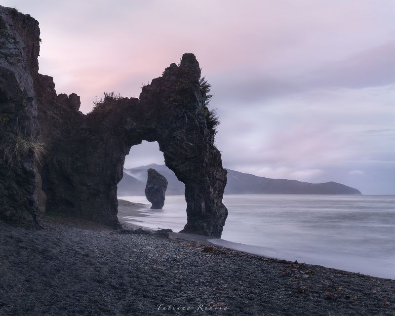 Закат в серо-розовых тонах. Сахалин .Мыс Птичий фото превью