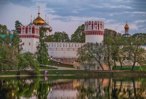 Вечерело. По весеннему тепло