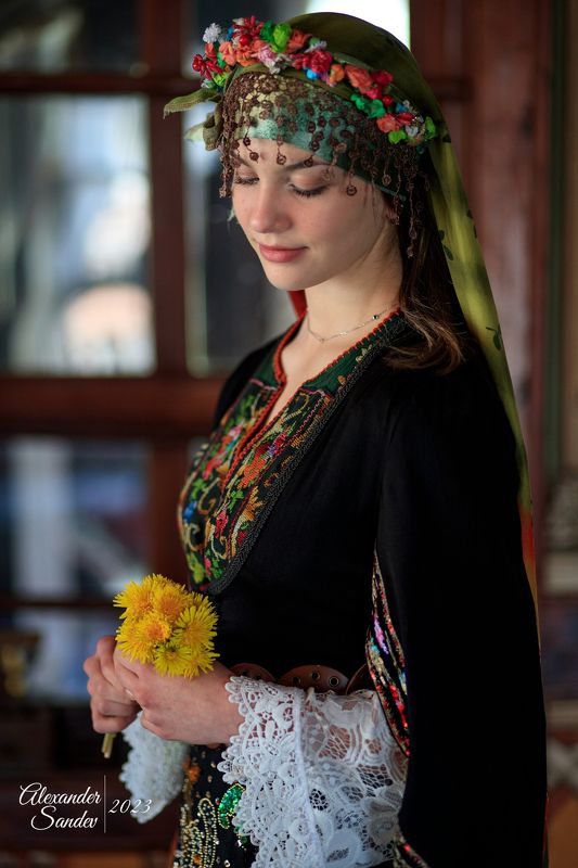 Болгарская девушка с одуванчиками фото превью