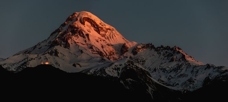 церкви, храмы, троица, гергети, кавказ, казбек, горы Церковь Троицы в Гергети на фоне Казбека фото превью