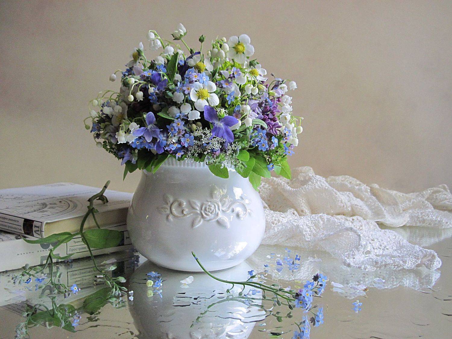 цветы, букет, незабудки, ландыши, земляника, сирень, книги, кружево, Наталия Тихомирова