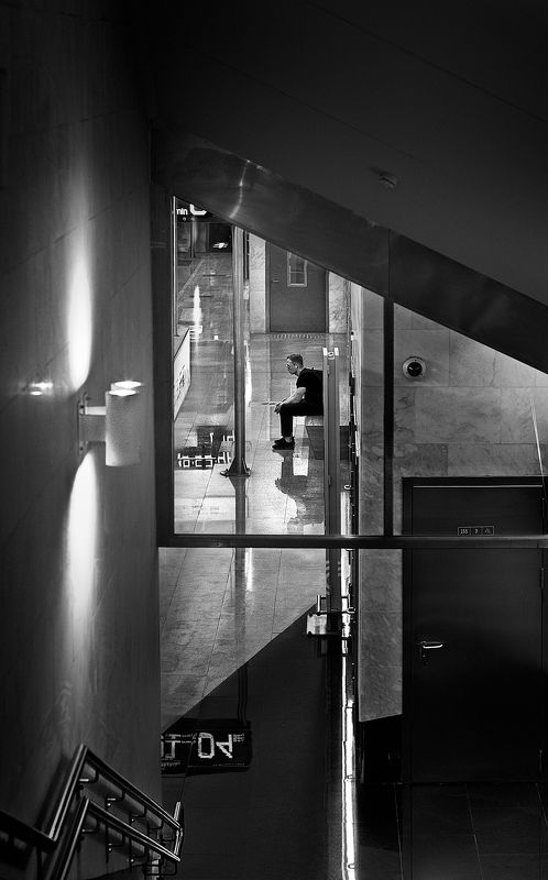 чб фото, метро, пассажиры, уличное фото В Метро фото превью