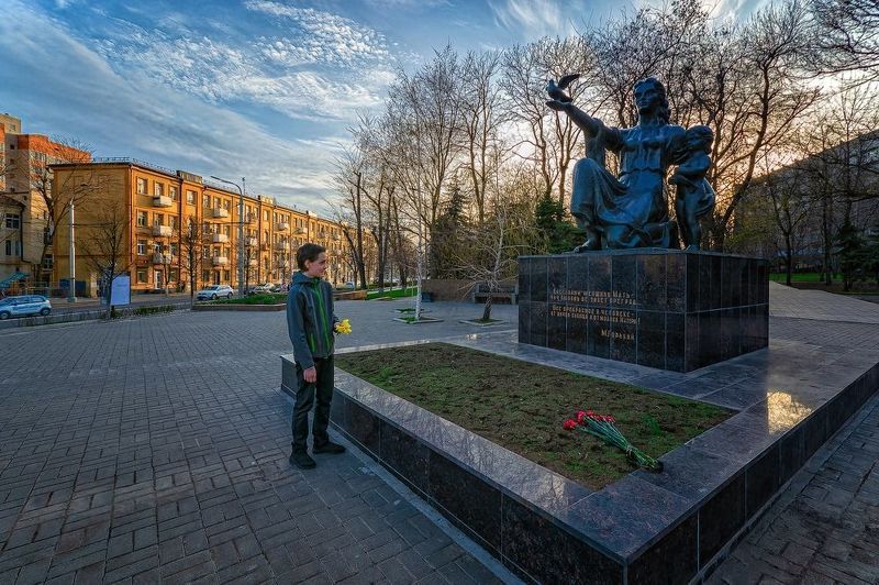 У памятника \