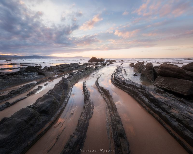 Каменные ящерицы. Закат на пляже Баррика фото превью