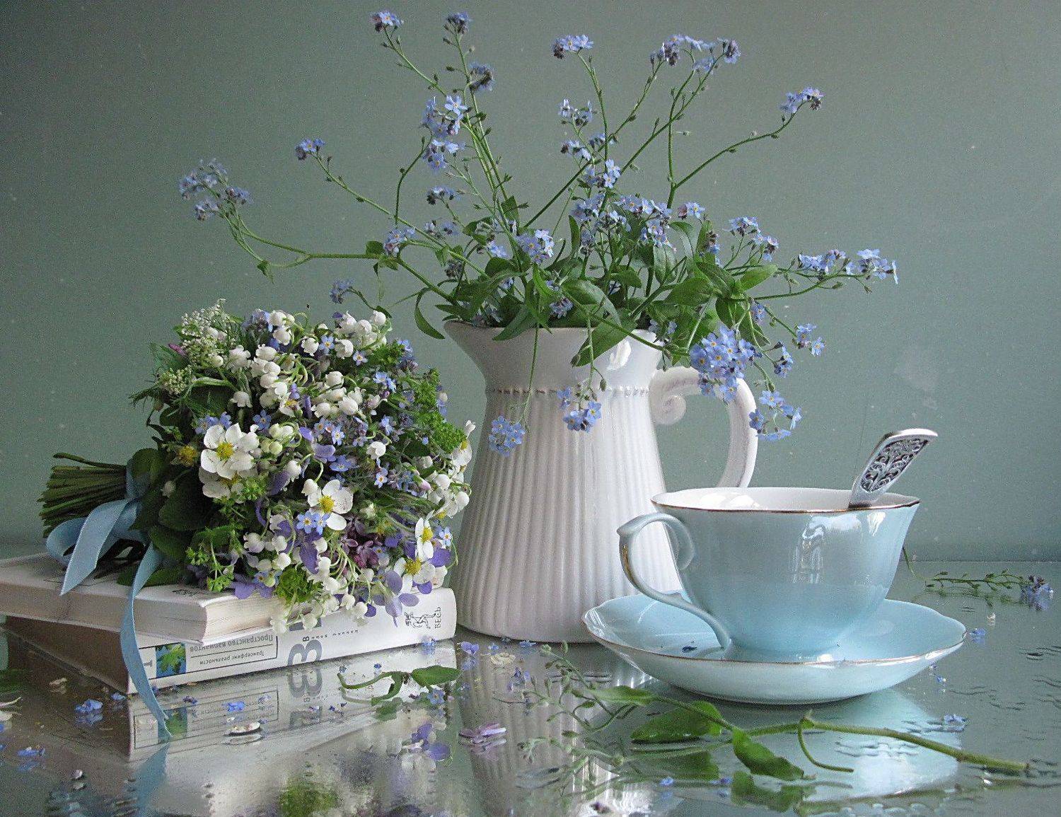 цветы, букет, букетик невесты, кувшин, чайная пара, книги, Наталия Тихомирова