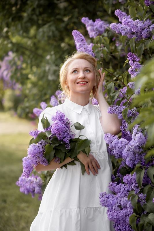 zhenskiy, portret, young, girl, with, a, bouquet, of, lilacs, white, dress, blonde, knitted, sweater, gathered, hair, muted, green, female, portrait Девушка в сирени фото превью