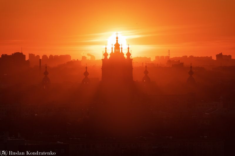 Закат за Смольным собором фото превью