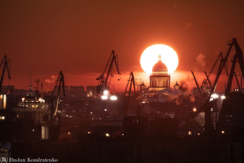 Исаакиевский собор и портовые краны фото превью