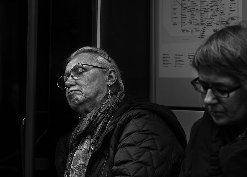 чб фото, метро, пассажиры, уличный мужской портрет В Метро фото превью