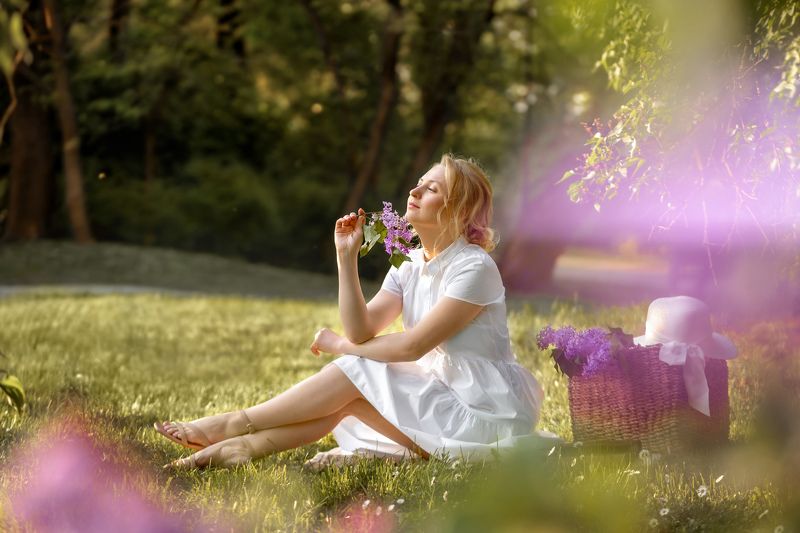 zhenskiy portret young girl with a bouquet of lilacs white dress blonde knitted gathered hair muted green female portrait Прогулка в сирени фото превью