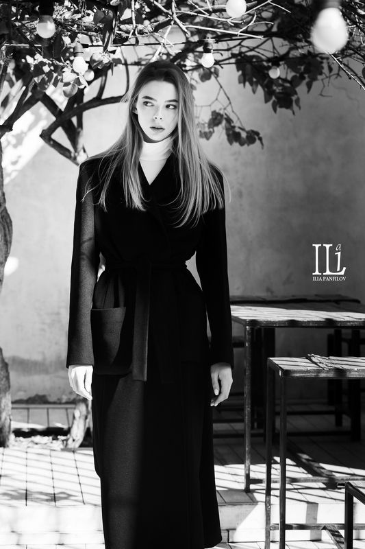 чёрно-белый, портрет, прогулка, девушка Весенняя игра света и тени  фото превью