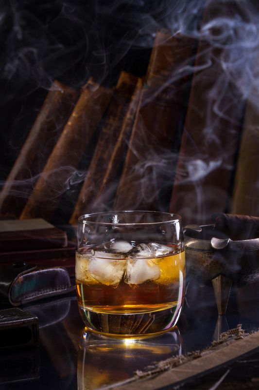 виски,.алкоголь, сигара, табак, лед, напиток, винтаж, ретро, студия, стиль, классика, библиотека, кабинет, книги, уют, атмосфера. удовольствие Виски, лёд и винтаж фото превью