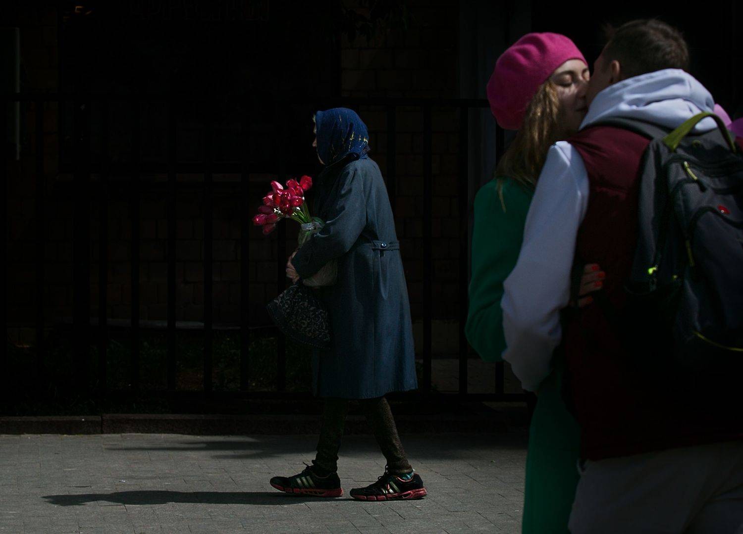 городские картинки, уличное фото, люди и город, пешеходы, женщина с цветами,  двое, Vera Trandina